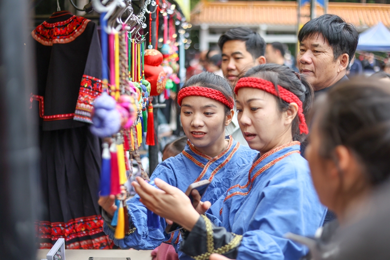 4.群众们在查看壮族麽乜（梁力升摄）.jpg