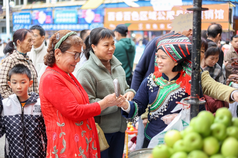 9.市民品鉴德保特色美食猪血肠（梁力升摄）.jpg
