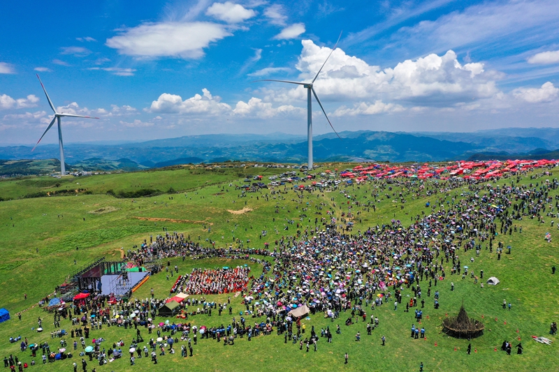 2024年7月21日，在威宁自治县火把节雪山镇分会场人山人海。（何欢 摄）.jpg