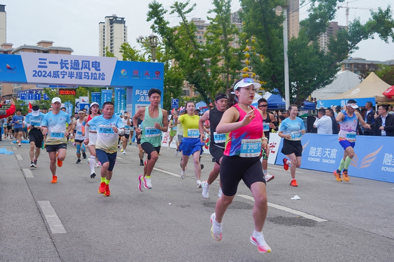 2024年8月11日，在2024威宁半程马拉松比赛现场，参赛选手在尽情奔跑。（赵庆能 摄） (3).jpg