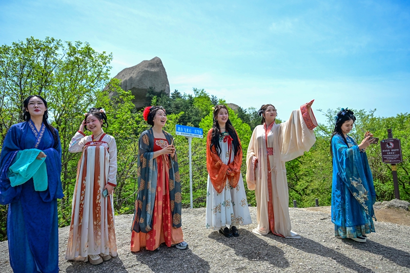 4月25日，游客着汉服打卡天池山 赵明辰摄.jpg