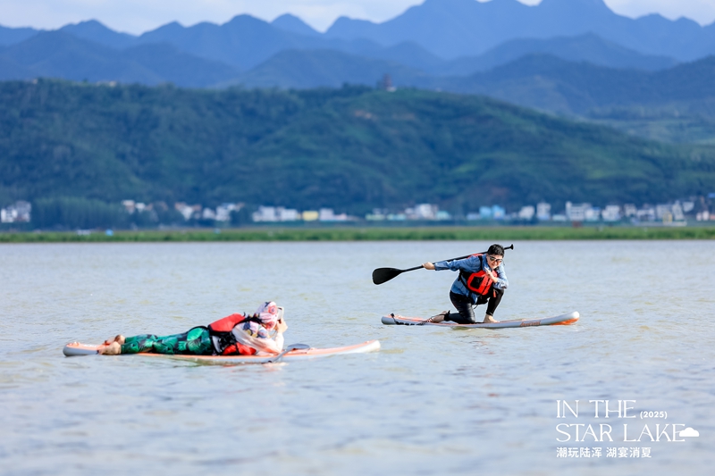 游客浆板体验，拍照打卡 嵩县文化旅游发展有限公司供图.jpg