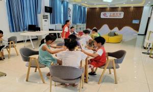 湖北红安：“三味书屋”纳凉遇科普