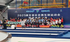 2025年全国科普月之科普大篷车走进江城社区，与冰壶赛事共绘精彩
